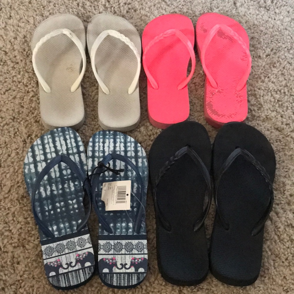 4 pairs of flip flops